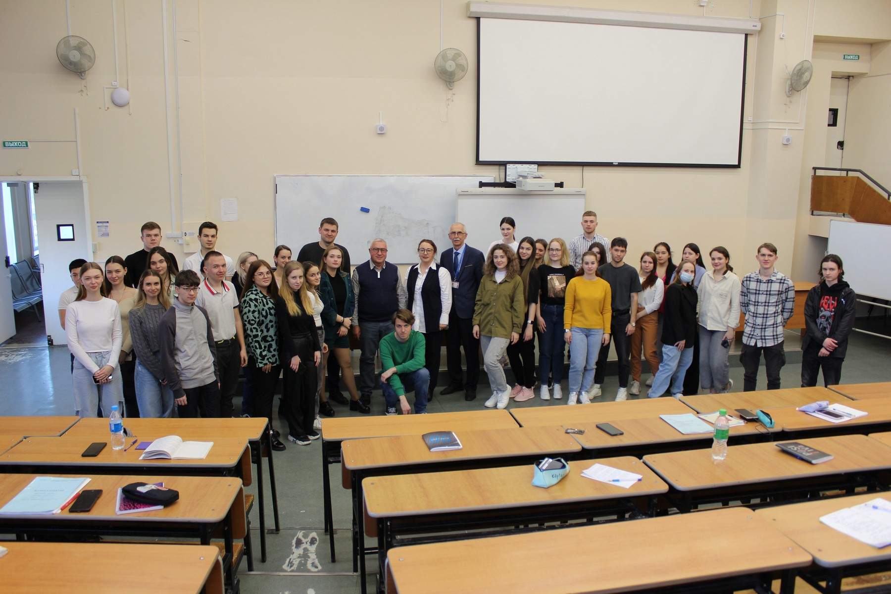 Студенты первокурсники Института права ВВГУ встретились с известными юристами-практиками