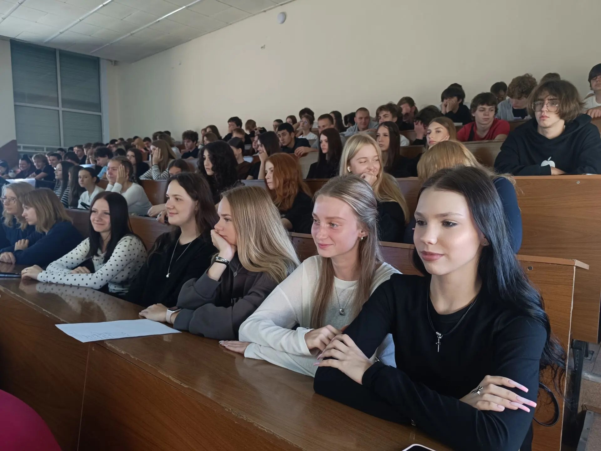 Сотрудники Госавтоинспекции напомнили студентами ВВГУ правила безопасности дорожного движения
