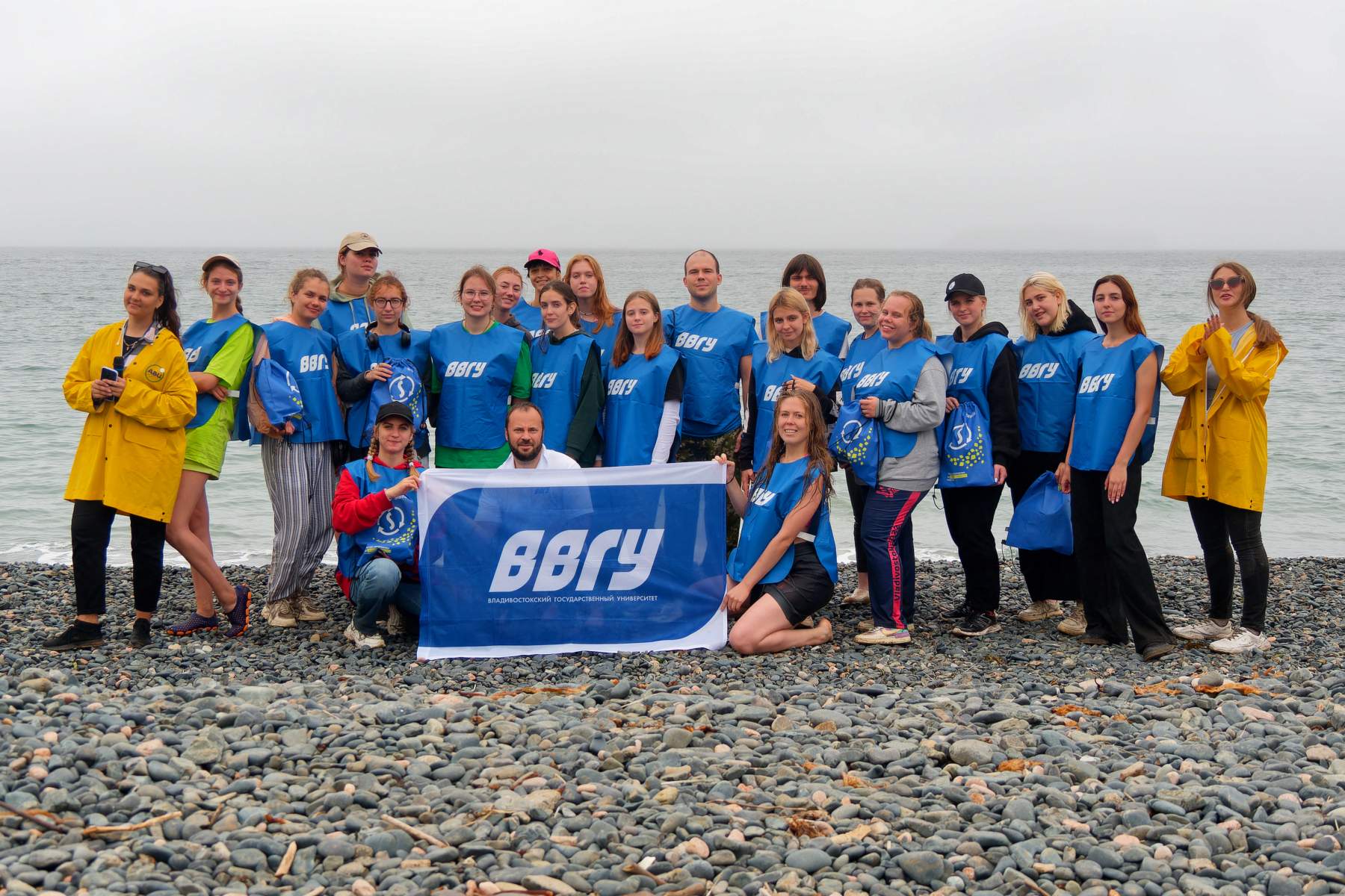 Студенты и сотрудники ВВГУ собрали и вывезли с острова Рикорда около двух тонн мусора