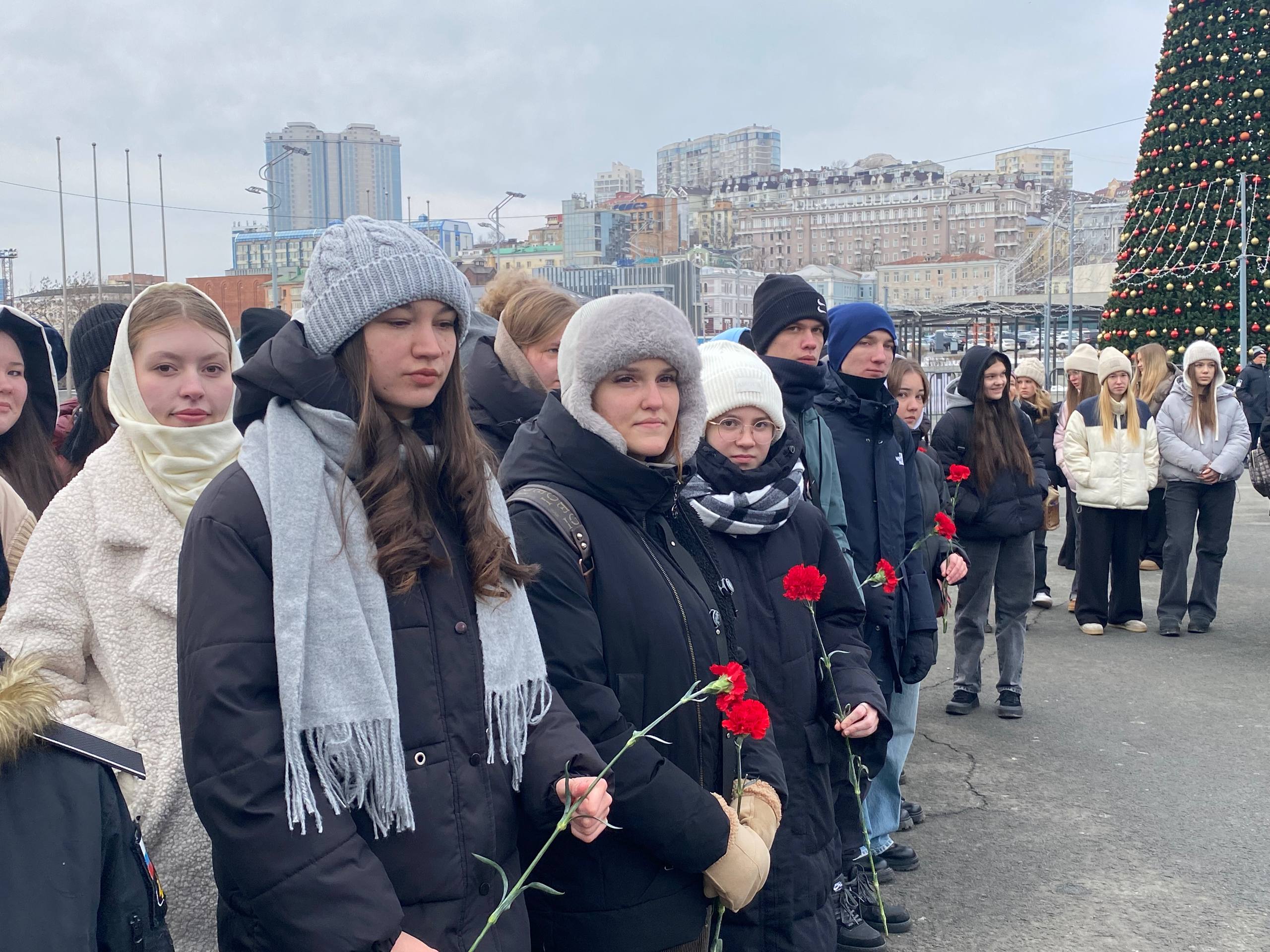 День Героев Отечества: студенты ВВГУ возложили цветы к стеле «Город воинской славы»