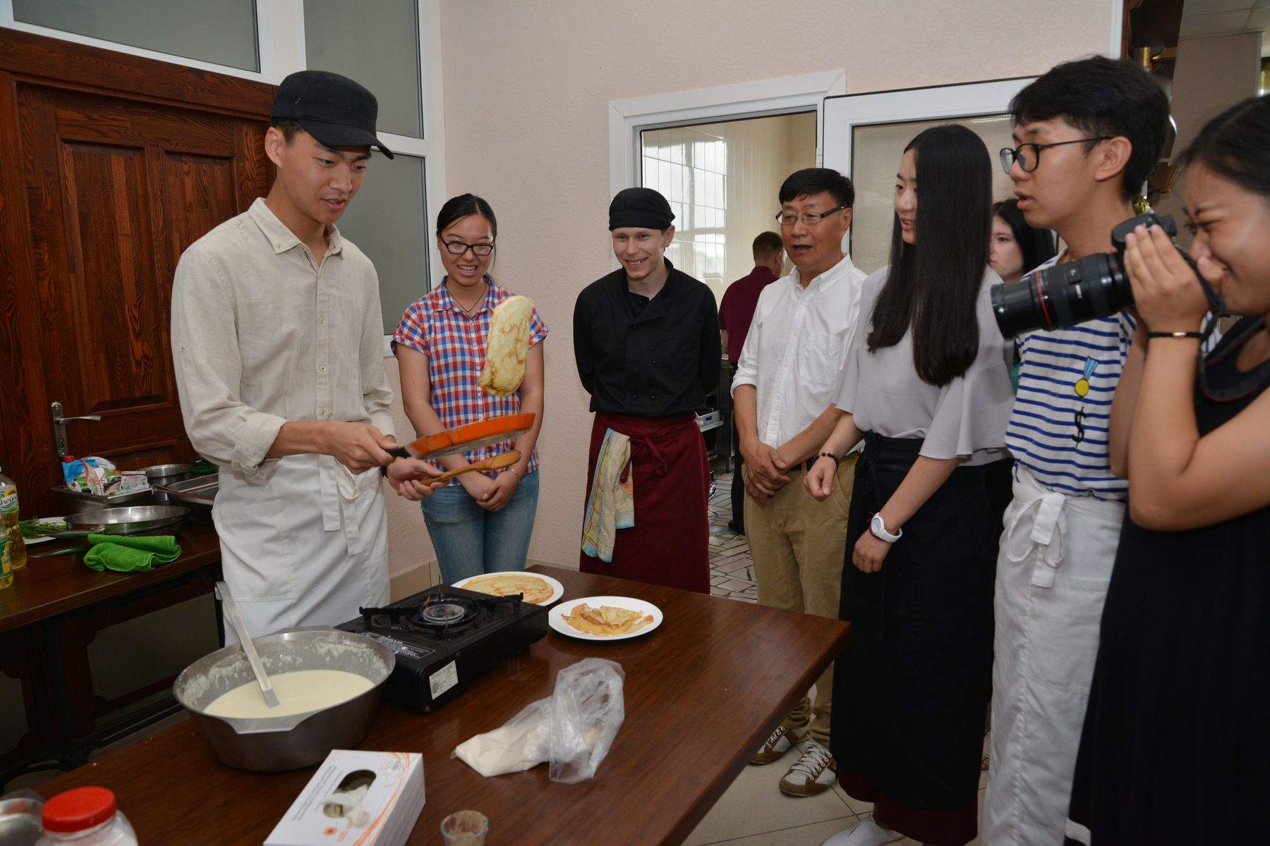ВГУЭС знакомит студентов из Китая с особенностями русской кухни