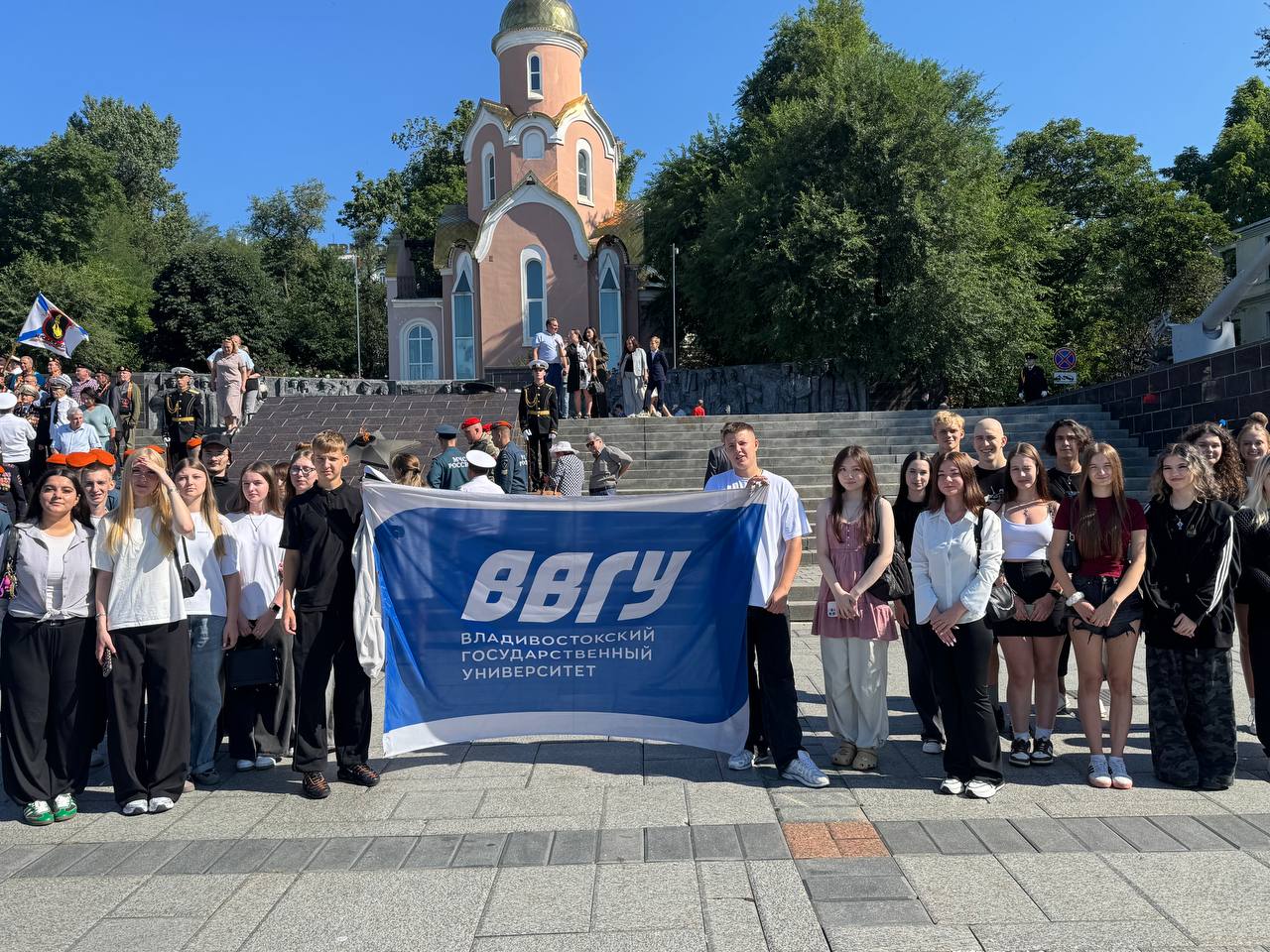 Студенты ВВГУ возложили цветы к Вечному огню в день годовщины окончания Второй Мировой войны