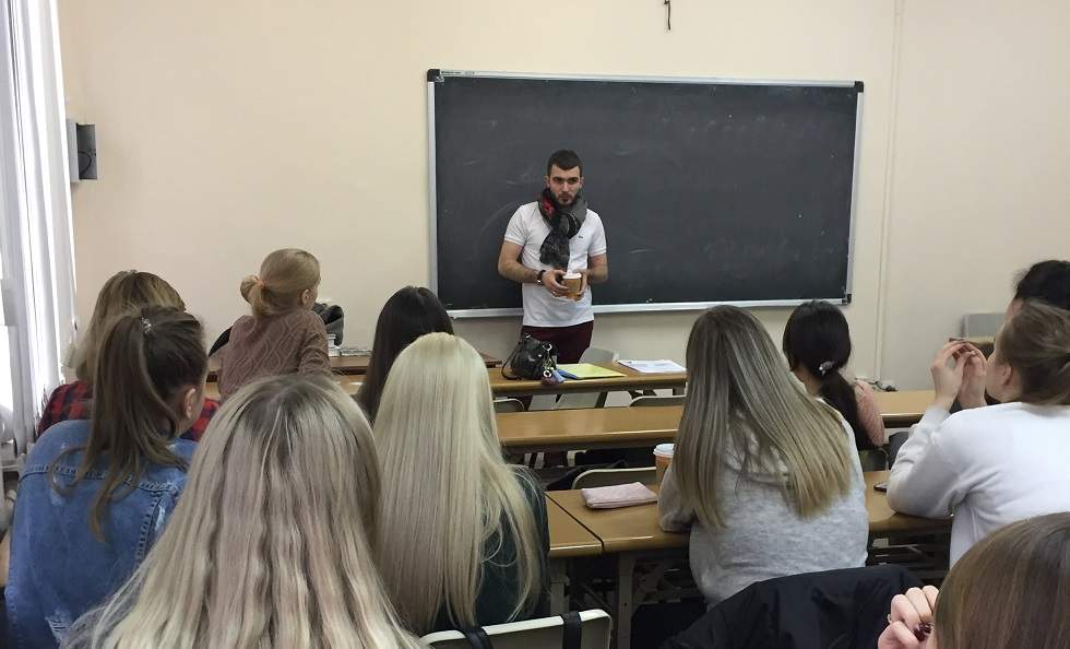 Анатолий Черепанов, совладелец и управляющий директор сети магазинов здорового питания Veggy Shop, встретился со студентами-международниками.