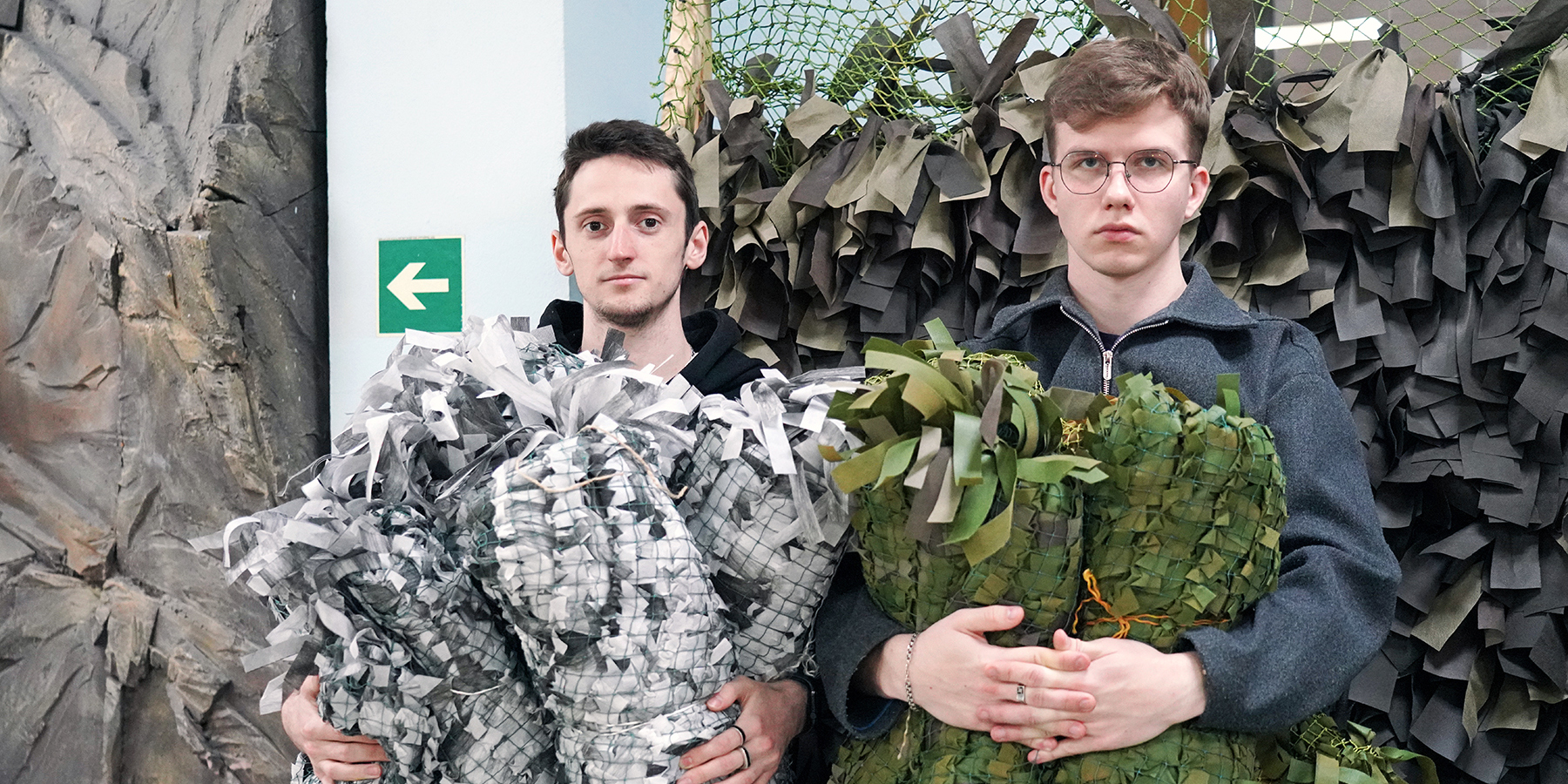 Студенты и сотрудники ВВГУ плетут маскировочные сети для бойцов СВО