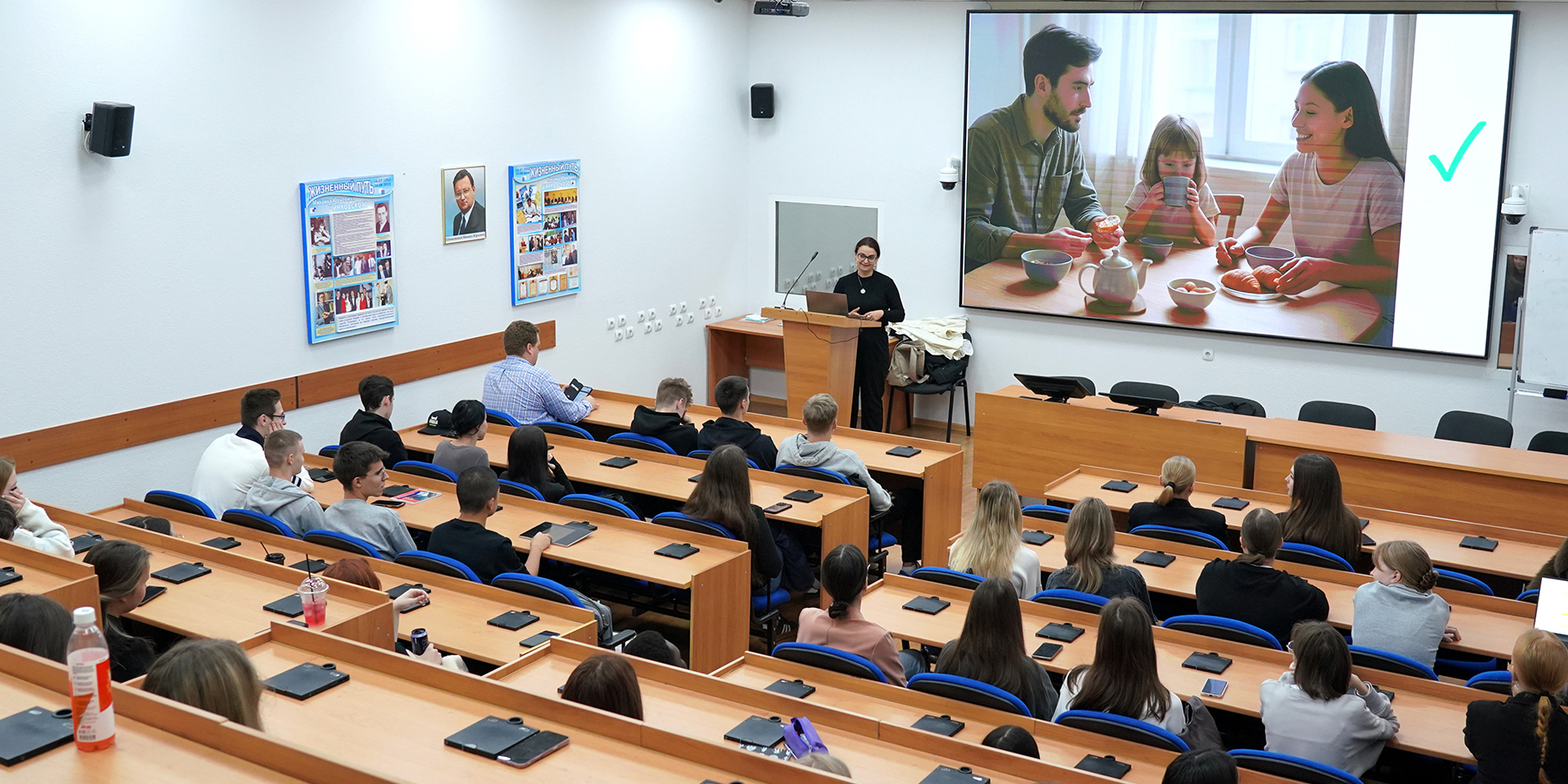 Студенты ВВГУ приняли участие в открытом диалоге об истории и традициях России