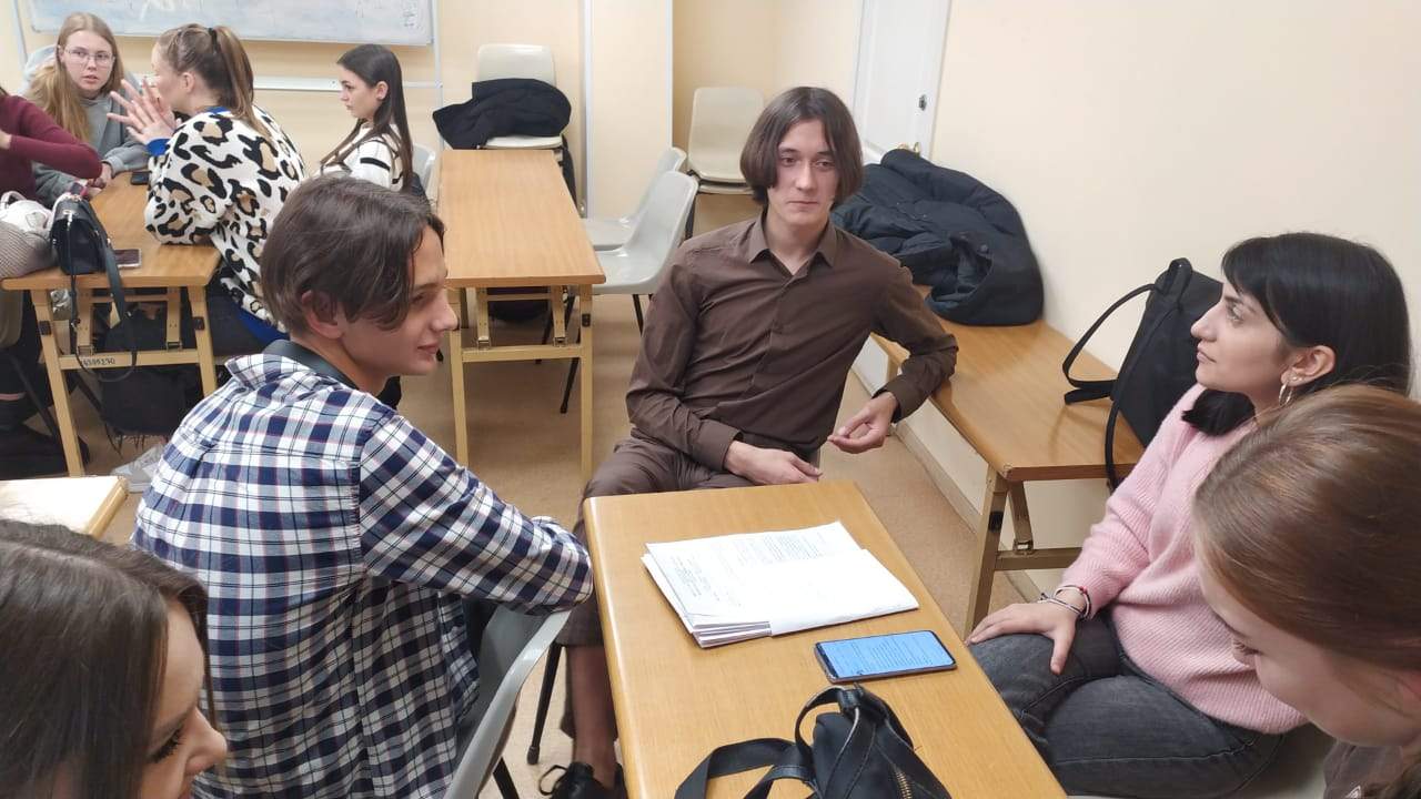 Мы идём в школу, а школа идёт к нам