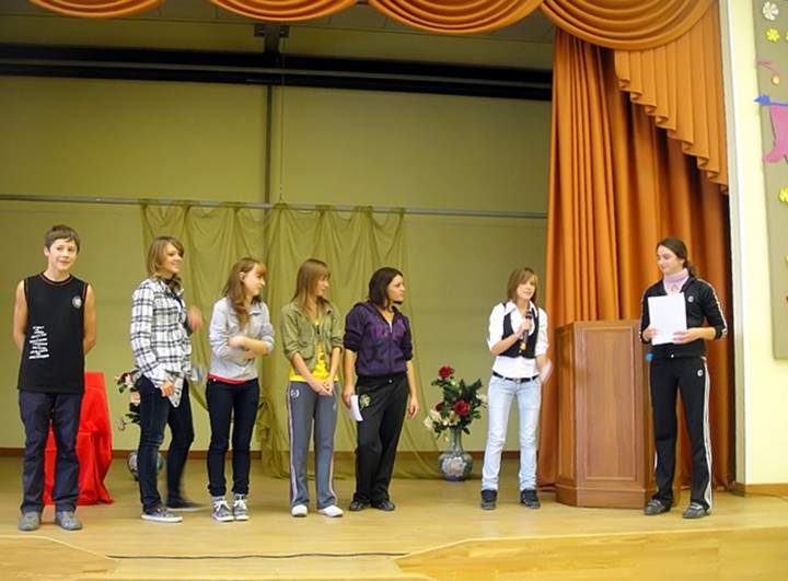 Студенты колледжа сервиса и дизайна ВГУЭС примерили роли чиновников, артистов и журналистов