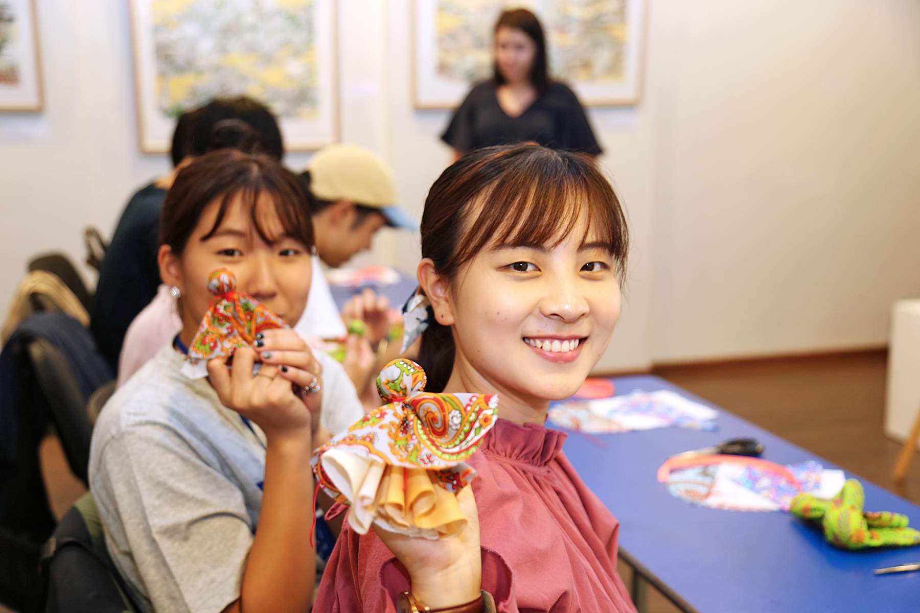 Осенняя школа для иностранных студентов «Sailing East – 2019» во ВГУЭС завершилась изготовлением русской традиционной игрушки