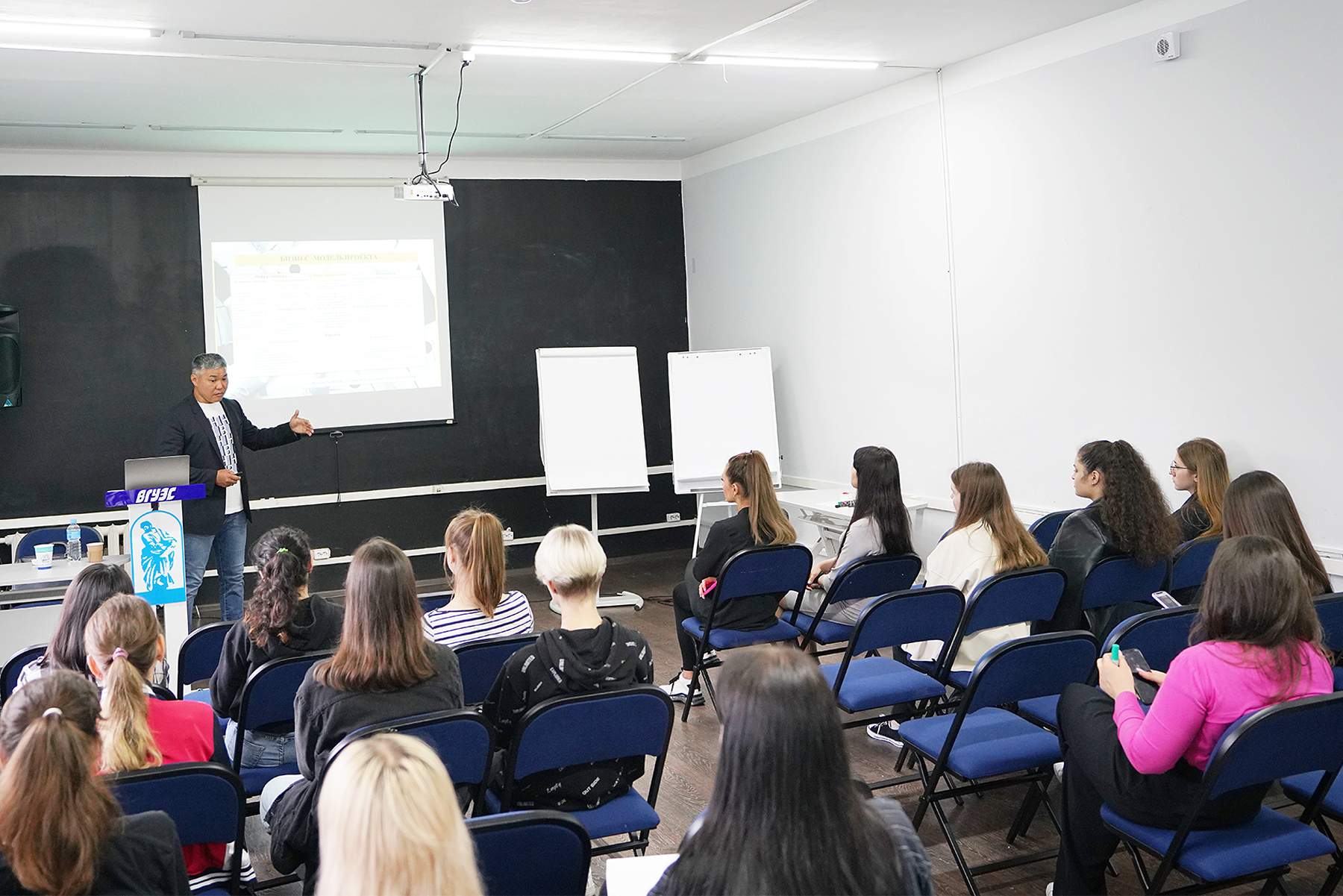 Бизнес – это борьба: студенты ВГУЭС встретились с генеральным директором группы компаний «Байкал»