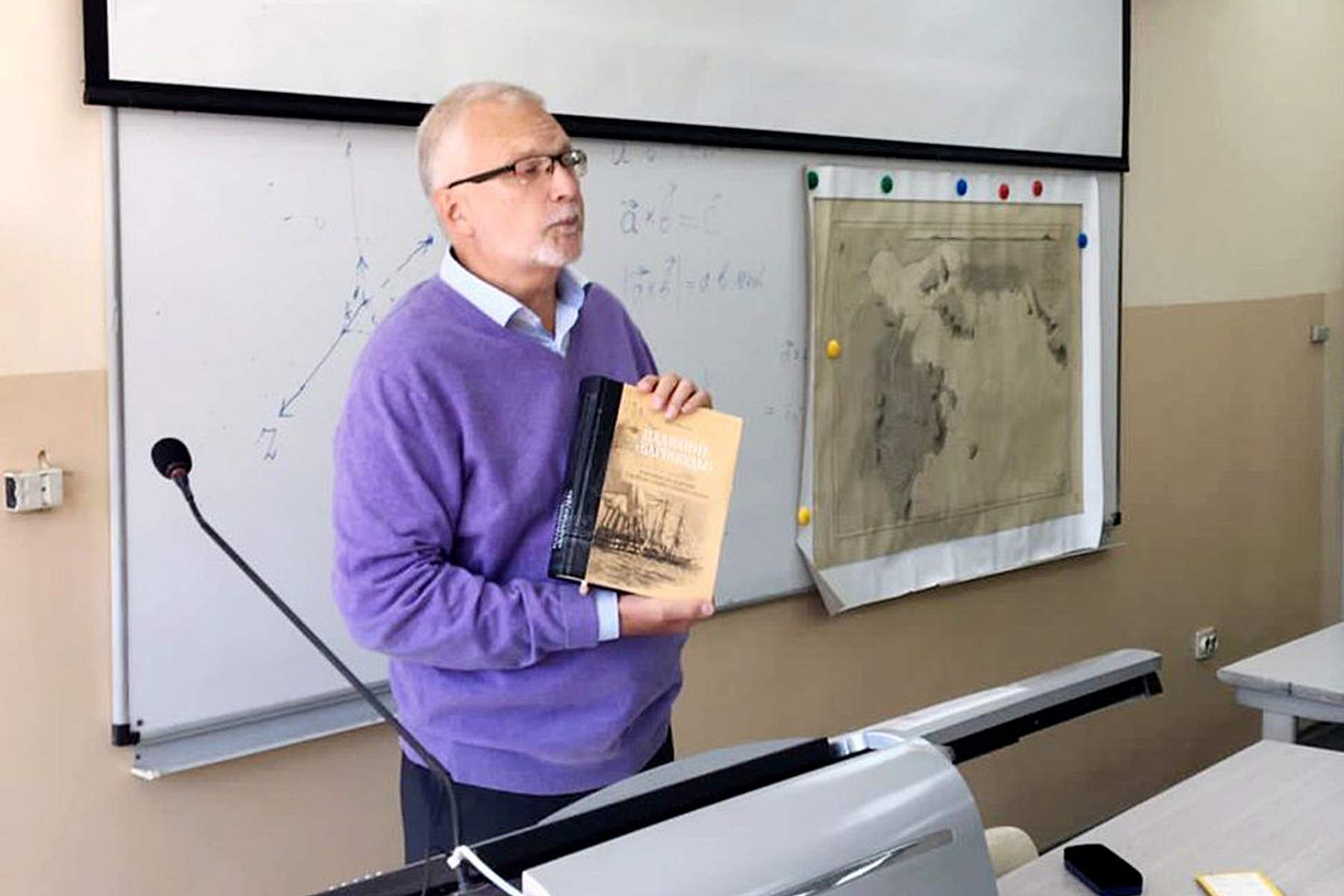 «Перевод – это сочетание ремесла и искусства»: студенты-лингвисты ВВГУ встретились с известным переводчиком и автором книг о Владивостоке