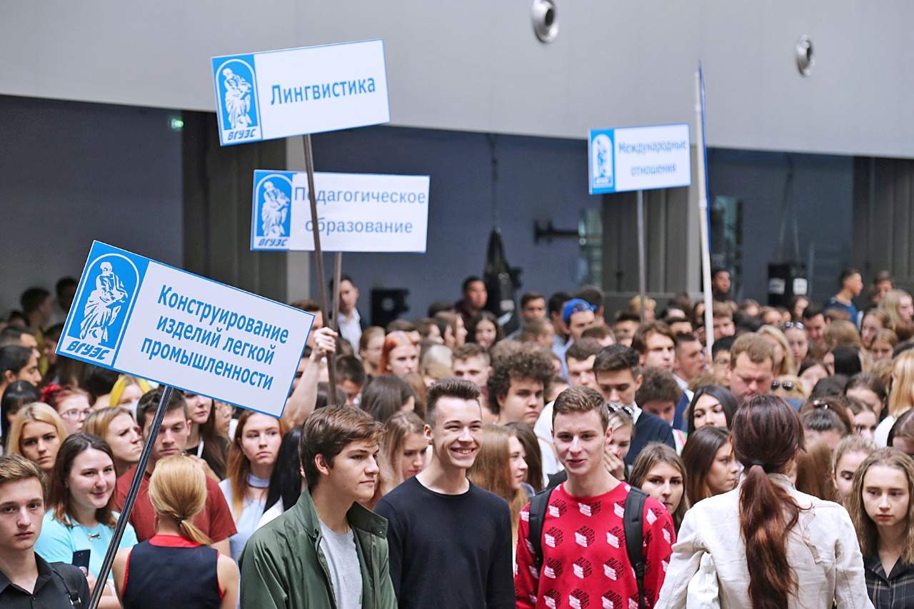 Первые абитуриенты зачислены во ВГУЭС