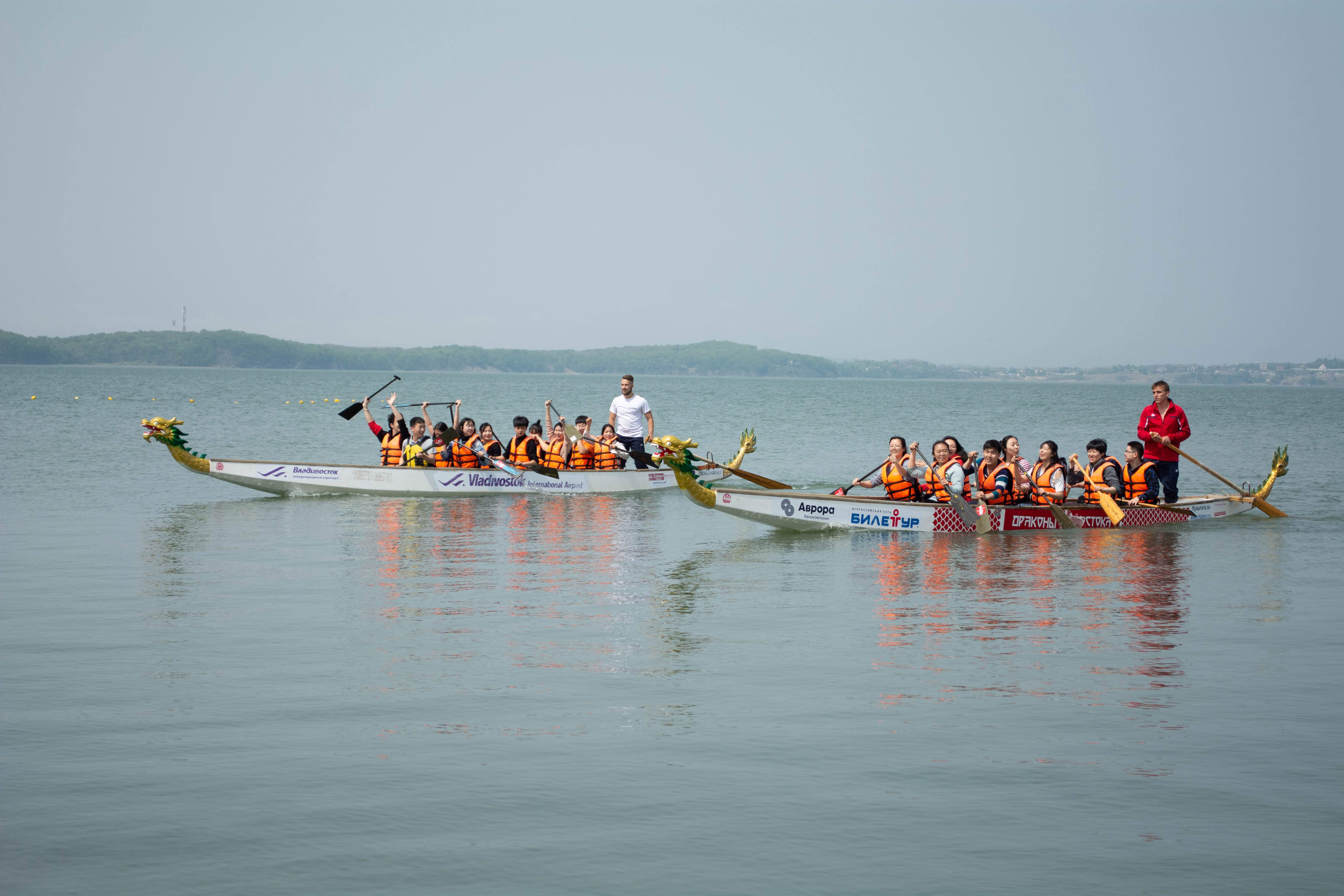 Драконы на море и море плова