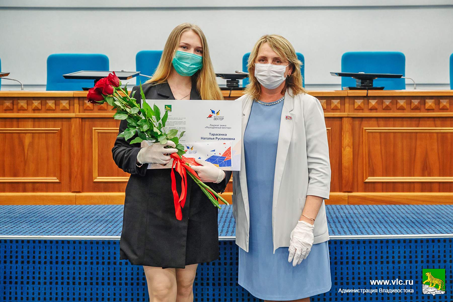 Директор Центра волонтёров ВГУЭС Наталья Тарасенко и староста вокального коллектива «Престиж» Диана Оганян – лауреаты премии «Молодежный вектор»