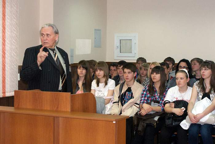 Старшеклассники участвуют в судебных заседаниях во ВГУЭС
