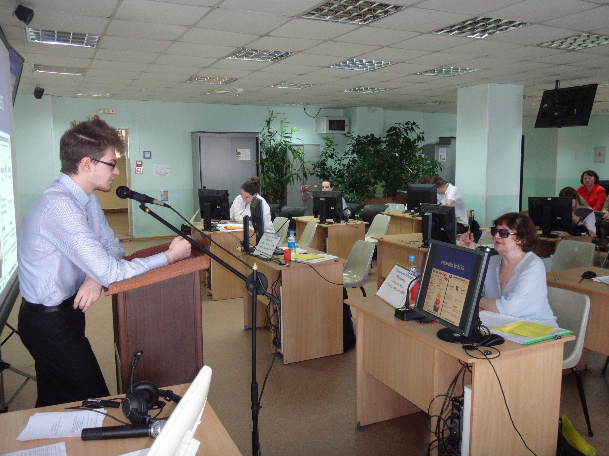 Проблемы межкультурной коммуникации обсуждались на английском языке