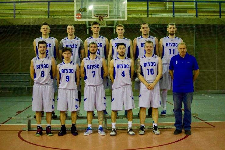 Ректор Татьяна Терентьева поздравляет баскетбольную команду ВГУЭС с яркой победой