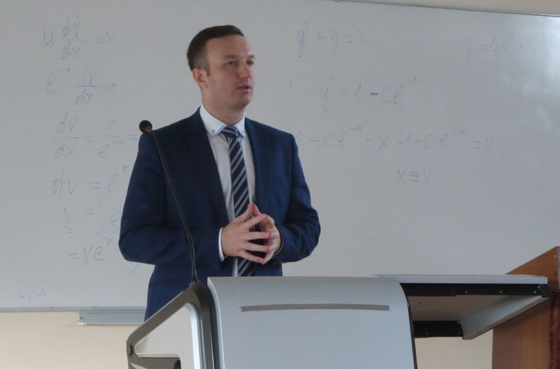 С основами долгосрочного инвестирования студентов познакомил представитель Сбербанка России