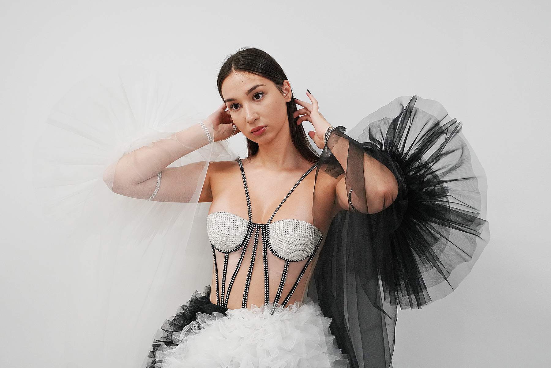 Перфоманс-показ «В преддверии…» Института сервиса, моды и дизайна ВГУЭС отразил историю развития владивостокской моды